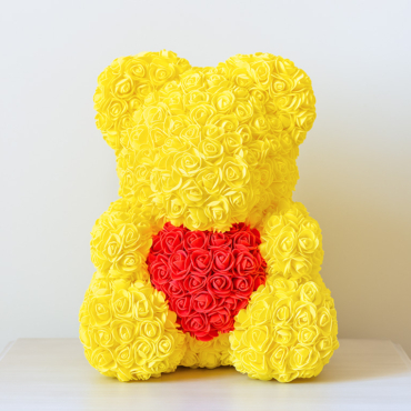 Medvedek-iz-vrtnic-rumene-barve-z-rdečim-srčkom-40cm